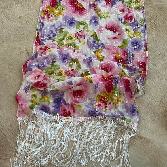 RITMO DI PERLA beautiful floral printed sequined shawl with sequn fringing - Picture 2 of 6
